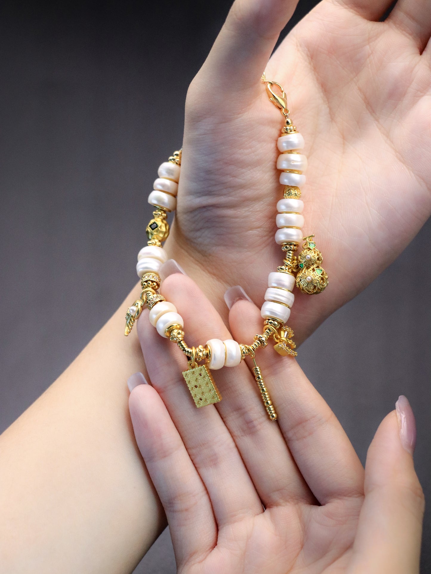 Natural Pearl Tablet & Gold-Plated Peanut Bracelet
