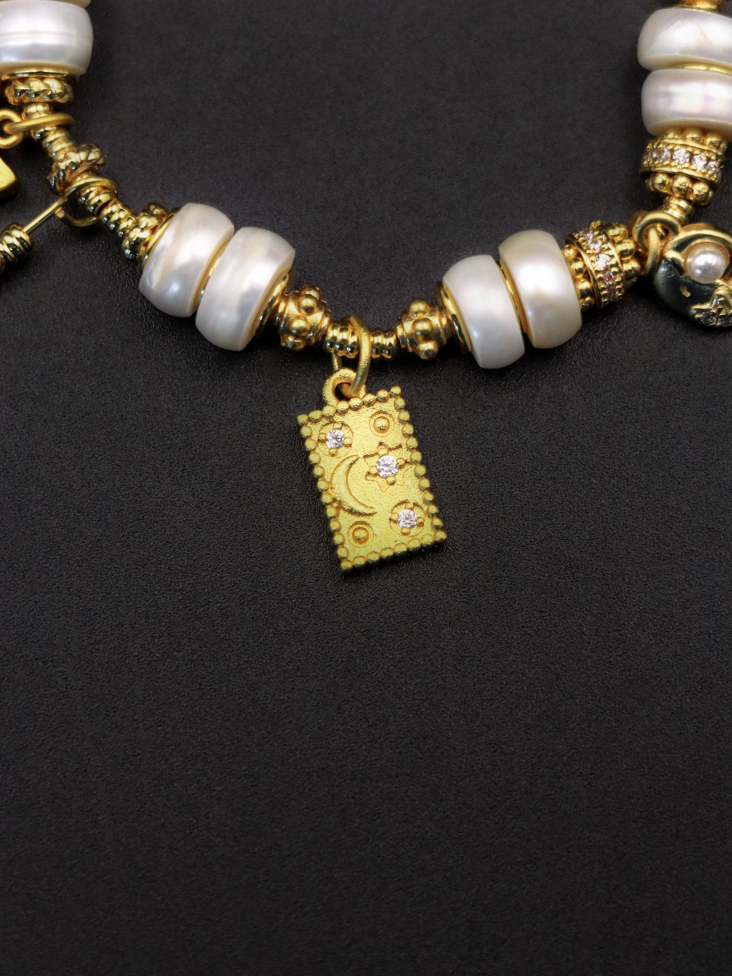 Natural Pearl Tablet & Gold-Plated Peanut Bracelet