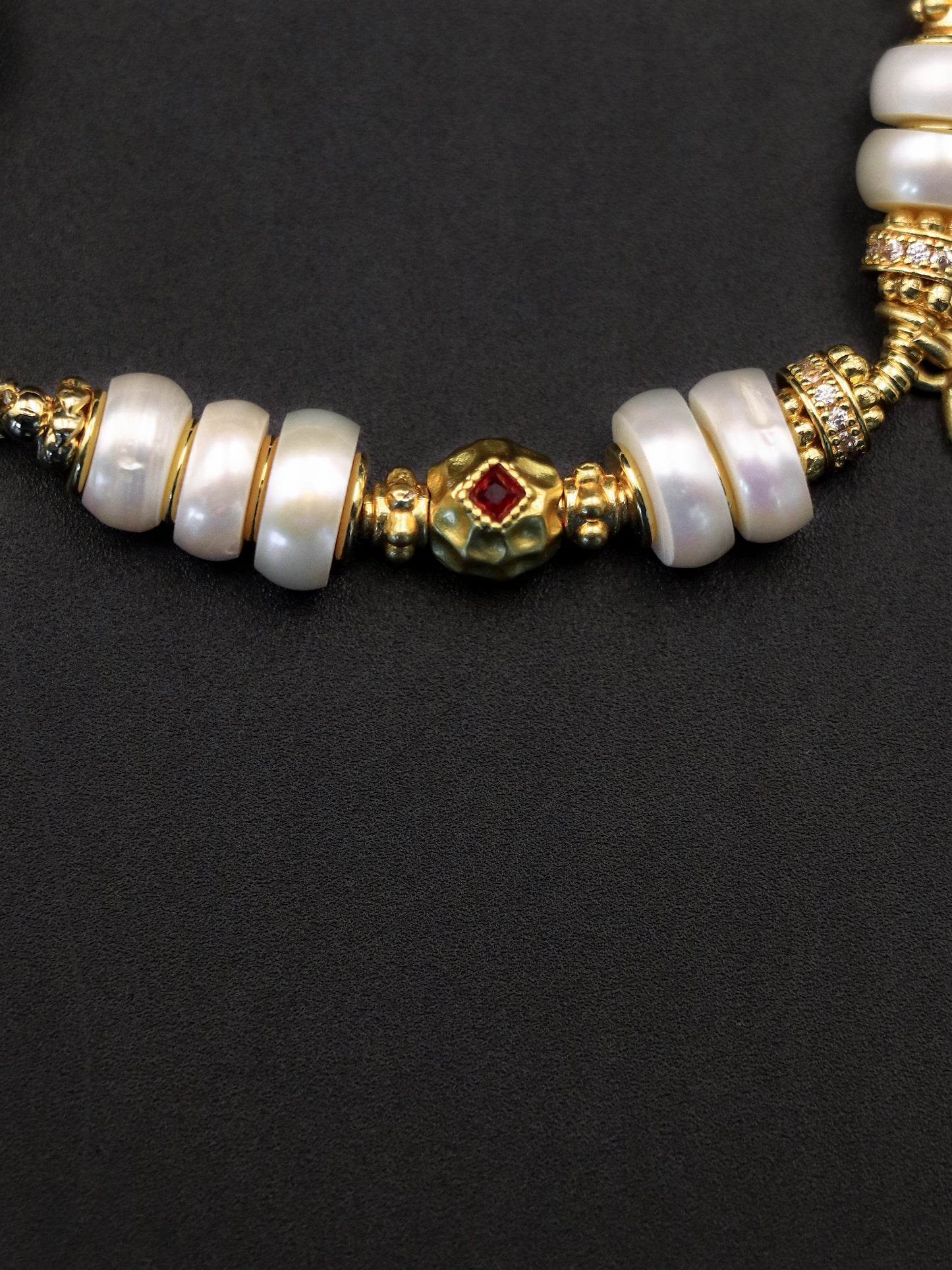 Natural Pearl Tablet & Gold-Plated Peanut Bracelet